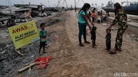 Area pembangunan jalan jadi tempat bermain warga yang tinggal kawasan Tanggul Laut Cilincing.