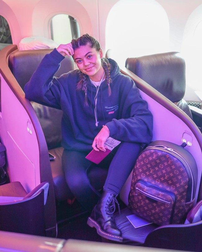 Aku sering bepergian itu adalah sebuah mimpi untukku. Setiap kali aku ada di pesawat, aku berpikir itu seperti itu tidak nyata. Aku juga bertemu Pangeran Charles yang sangat fenomenal dan dia tertarik dengan apa yang aku lakukan, katanya. Foto: Instagram @emilycanham