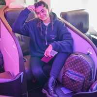 Aku sering bepergian itu adalah sebuah mimpi untukku. Setiap kali aku ada di pesawat, aku berpikir itu seperti itu tidak nyata. Aku juga bertemu Pangeran Charles yang sangat fenomenal dan dia tertarik dengan apa yang aku lakukan, katanya. Foto: Instagram @emilycanham