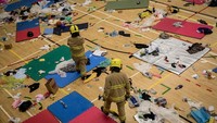 Selain petugas kepolisian, sejumlah petugas pemadam kebakaran turut dikerahkan untuk menyisir area-area di dalam gedung kampus tersebut. Chris McGrath/Getty Images.