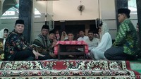 Mahfud MD menjadi pembimbing mantan stafnya dalam mengucapkan dua kalimat syahadat untuk jadi mualaf di Masjid Darul Ikrom, Sambilegi Lor, Sleman, Kamis (28/11/2019).