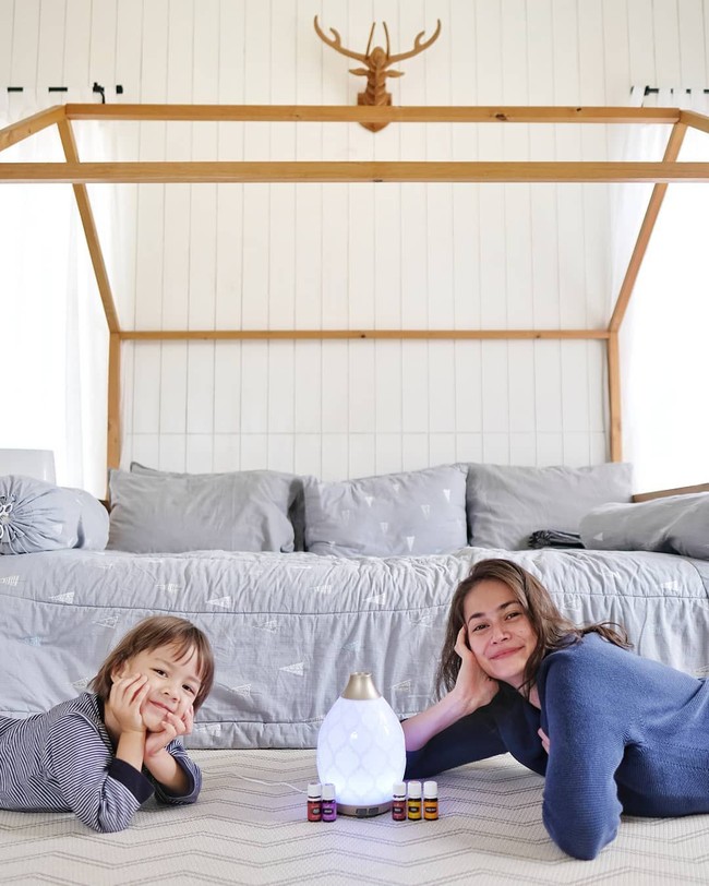 Pasangan selebriti Ringgo Agus Rachman dan Sabai Dieter juga kerap mengunggah momen kebersamaan mereka di area kamar tidur. Rumah dan kamar Ringgo dan Sabai kerap disebut sebagai tempat idaman oleh netizen karena nuasannya yang homey dan Instagramable. Pasangan yang dikaruniai satu anak laki-laki itu menerapkan gaya Skandinavian pada kamar tidur mereka. Warna putih dan penggunaan kayu membuat kamar mereka jadi tampak cozy. Foto: Instagram