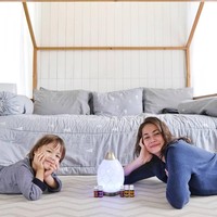 Pasangan selebriti Ringgo Agus Rachman dan Sabai Dieter juga kerap mengunggah momen kebersamaan mereka di area kamar tidur. Rumah dan kamar Ringgo dan Sabai kerap disebut sebagai tempat idaman oleh netizen karena nuasannya yang homey dan Instagramable. Pasangan yang dikaruniai satu anak laki-laki itu menerapkan gaya Skandinavian pada kamar tidur mereka. Warna putih dan penggunaan kayu membuat kamar mereka jadi tampak cozy. Foto: Instagram