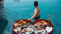 Selama di Uluwatu, Lorenzo tampak menikmati berenang di kolam yang langsung menghadap ke laut. Ia juga memposting menu sarapannya yang unik (@jorgelorenzo99/Instagram)   