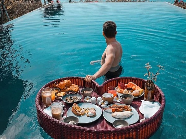 Selama di Uluwatu, Lorenzo tampak menikmati berenang di kolam yang langsung menghadap ke laut. Ia juga memposting menu sarapannya yang unik (@jorgelorenzo99/Instagram) Selama di Uluwatu, Lorenzo tampak menikmati berenang di kolam yang langsung menghadap ke laut. Ia juga memposting menu sarapannya yang unik (@jorgelorenzo99/Instagram)