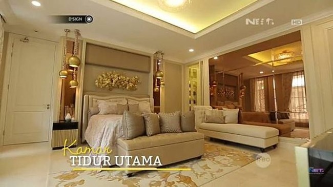 Kamar serba emas Andre Taulany ini pernah ditampilkan di tayangan Net TV dan vlog Atta Halilintar. Andre memasang ukiran dan jam dinding emas di kamarnya yang diisi tempat tidur berwarna putih dengan detail besi juga berwarna emas. Kata Andre, di kamarnya ini ada sejumlah tempat rahasia yang ternyata adalah ruang penyimpanan baju, sepatu, tas dan makeup milik istrinya dan dirinya. Foto: Dok. Net TV