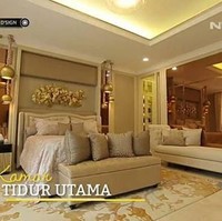 Kamar serba emas Andre Taulany ini pernah ditampilkan di tayangan Net TV dan vlog Atta Halilintar. Andre memasang ukiran dan jam dinding emas di kamarnya yang diisi tempat tidur berwarna putih dengan detail besi juga berwarna emas. Kata Andre, di kamarnya ini ada sejumlah tempat rahasia yang ternyata adalah ruang penyimpanan baju, sepatu, tas dan makeup milik istrinya dan dirinya. Foto: Dok. Net TV