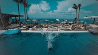 Byur! Salah satu cara menghilangkan rasa lelah memang bisa dilakukan dengan berenang seperti ini (@jorgelorenzo99/Instagram) 