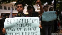 Para peserta aksi itu nampak membawa sejumlah poster berisi kritik dan curahan hati mereka usai dipecat tanpa ada teguran oleh manajemen DCost Seafood.