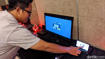 Terdapat docking untuk menyambungkan ke komputer atau layar besar. Foto: Adi Fida Rahman/detikINET