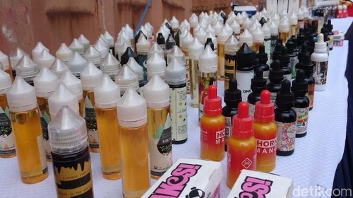 Bea Cukai Banten memusnahkan ribuan botol miras dan jutaan batang rokok ilegal senilai Rp 3,16 miliar. Selain dua jenis itu, liquid vape dan ciu ikut dimusnahkan.