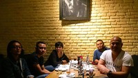 Kali ini Karen sedang hangout bersama teman-teman prianya. Mereka memilih kafe cozy di Kemang untuk bersantai sambil ngobrol. Foto: Instagram karenpooroe