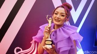Pada 2019, Siti Badriah mendapatkan piala dari AMI Awards dari kategori Artis Solo Pria/Wanita Dangdut Kontemporer Terbaik. Foto: Palevi/detikHOT