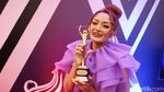 Momen Siti Badriah yang Disebut Punya Suara Jelek Cium Piala AMI Awards