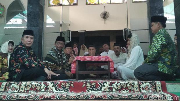 Mahfud MD membimbing mantan stafnya menjadi mualaf.