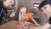 Makan siang bareng keluarga, Karen tak lupa foto bersama. Lucu banget ya anak kecil yang ada di tengah mereka! Foto: Instagram karenpooroe