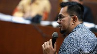 Menurut Budi, Muhtar Ependy terus menyakinkan dirinya bisa membantu mengawal sengketa pilkada di MK. Bahkan Muhtar Ependy memperlihatkan foto sedang berada di ruang Akil Mochtar. Saat mengurus sengketa pilkada itu, Ketua MK dijabat Akil Mochtar.
