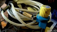 Selain itu, petugas damkar Pemalang juga memiliki sejumlah alat yang dimodifikasi sendiri untuk membantu menghancurkan sarang tawon. Salah satunya adalah tabung gas dengan selang sepanjang 10 meter dengan ujung berupa stik (selang besi).
