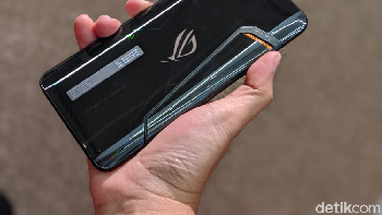 Dapur pacunya sendiri ditenagai Snapdragon 855+. Asus menyematkan RAM 8 GB dengan memori internal 128 GB. Foto: Adi Fida Rahman/detikINET