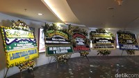 Ada juga karangan bunga dari Gubernur Jawa Barat Ridwan Kamil. Ada juga Hutomo Mandala Putra alias Tommy Soeharto dan Akbar Tandjung.