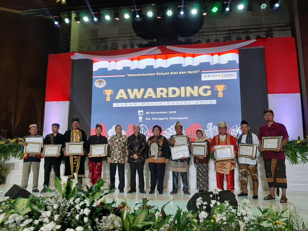 Pemberian penghargaan dari Menteri LHK ke Tokoh Perhutanan Sosial (Yoki Alvetro-detikcom)