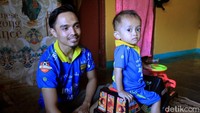 Sejak istrinya, Evi Susilawati, meninggal pada April 2019, Ade kerap membawa anaknya, Agil Putra Agnisi, yang kini usianya masih 22 bulan, saat bekerja.