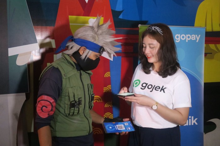 Amel (@foodnotestories) melakukan transaksi pembayaran berfoto bersama cosplayer Hatake Kakashi menggunakan GoPay./Foto: Dok. Istimewa Amel (@foodnotestories) melakukan transaksi pembayaran berfoto bersama cosplayer Hatake Kakashi menggunakan GoPay./Foto: Dok. Istimewa