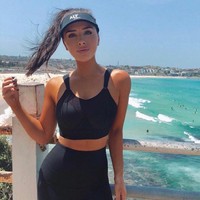 Selebgram Australia Alivia Celio mengaku payudaranya sempat menyusut setelah ia rajin berolahraga. Seiring dengan menurun berat tubuhnya, berdampak pula dengan ukuran dadanya yang mengecil.  Foto: Instagram