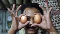 Pedagang menjula telur di Pasar Kebayoran Baru, Jakarta, Kamis (28/11).