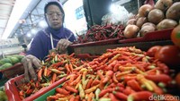 Jelang Natal ini, harga beberapa komoditas seperti cabai merah dan telur ayam diprediksi naik.