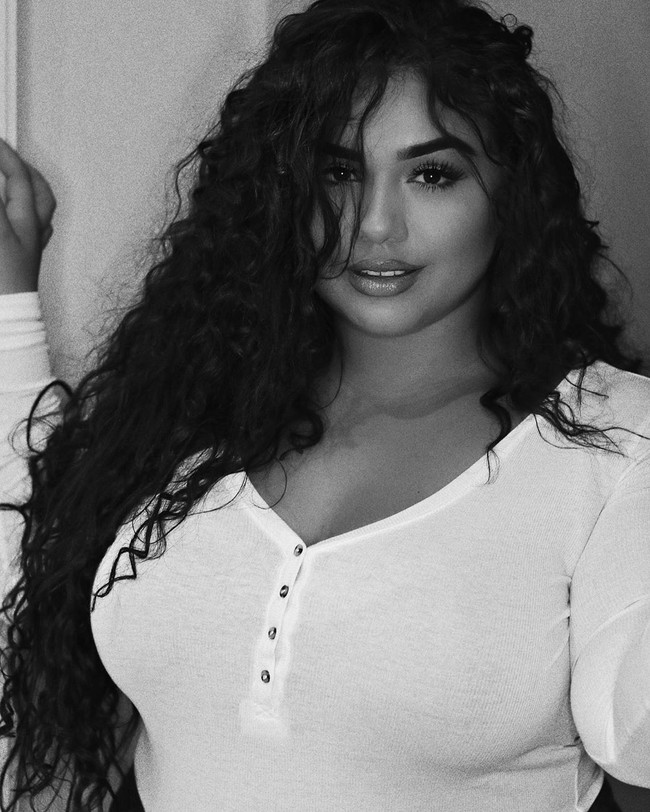 Wanita asal Hungaria ini mulai menjadi model sejak berusia 13 tahun. Ia bahkan muncul di video musik. Tapi, Diana diganggu teman-teman sekelasnya karena gemuk. Foto: Instagram