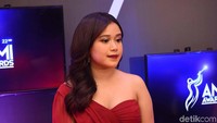 Merah-merah! intip penampilan Brisia Jodie di AMI Awards 2019. Foto: Noel dan Palevi