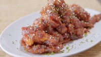 Kalau suka yang pedas gurih, chicken wings sambal bajak ini bisa jadi pilihan. Gurih pedas, enak dinikmati dengan nasi. Cara membuatnya bisa kamu lihat di sini.  Foto: Dok.Tastemade