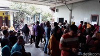Pasien yang antre terbagi menjadi dua, yakni mereka yang menunggu giliran diobati dan pasien yang datang hanya untuk mendaftarkan diri.