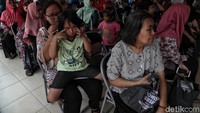 Warga rusun langsung memenuhi lokasi.