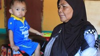 detikcom berkesempatan mengunjungi rumah Ade di Kampung Babakan, RT 03 RW 05, Desa Cimaung, Kecamatan Cimaung. Ade tinggal hanya bertiga, bersama Agil dan ibunya, Mimin Aisyah (67).