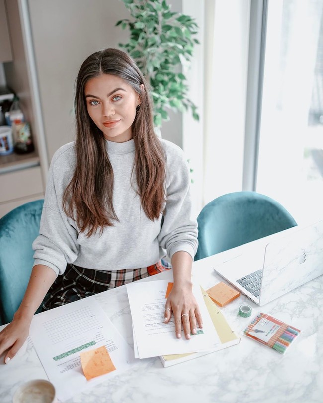 Namun Emily tidak tahu pasti penghasilannya karena mempekerjakan seorang agen untuk mengurus finansial. Aku secara pribadi tidak berurusan dengan bayaranku. Aku punya hubungan yang baik dengan timku. Aku mengatakan pada mereka aku lebih baik tidak tahu secara spesifik berapa aku dibayar, kata Emily. Foto: Instagram @emilycanham