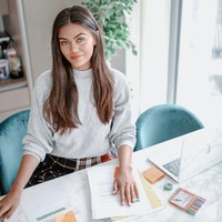 Namun Emily tidak tahu pasti penghasilannya karena mempekerjakan seorang agen untuk mengurus finansial. Aku secara pribadi tidak berurusan dengan bayaranku. Aku punya hubungan yang baik dengan timku. Aku mengatakan pada mereka aku lebih baik tidak tahu secara spesifik berapa aku dibayar, kata Emily. Foto: Instagram @emilycanham