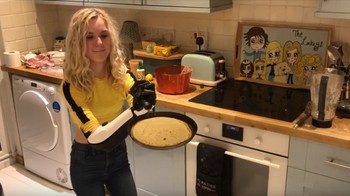 Bahkan ia bisa memasak pancake dan membaliknya dengan tangan bioniknya! Foto: Youtube/Tilly Lockey