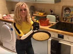 Keseharian Gadis Tangan Bionik, Bisa Masak sampai Makeup Sendiri