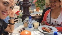 My Lunch date😍😍 tante Ineke, tulis Karen di keterangan foto. Ibu Zefania Carina Claproth ini sekarang juga sedang berusaha bertemu dengan anaknya. Foto: Instagram karenpooroe