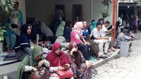 Antrean meluber hingga rumah-rumah warga. 