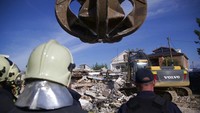 Petugas gabungan pun dikerahkan untuk membantu proses evakuasi para korban terdampak gempa tersebut. Juru bicara Kementerian Pertahanan Albania, Qahajaj, menyebut sekitar 300 tentara dikerahkan ke Durres dan Thumane di mana ada orang-orang yang terjebak puing-puing bangunan yang ambruk akibat gempa. Visar Kryeziu/AP Photo.