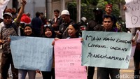 Selain itu, penanggung jawab aksi, Slamet Subagyo, pun mengatakan para karyawan tersebut juga tidak mendapat hak-haknya.