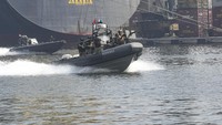 Pasukan Kopaska Koarmada I bergerak menggunakan perahu saat melakukan Latihan Operasi Dukungan Integrasi Pasukan Khusus Laut Tahun 2019. ANTARA FOTO/Muhammad Adimaja.