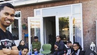 Di Instagram Karen kerap memamerkan kegiatannya. Termasuk ketika ia berlibur ke Belanda dan menikmati ragam minuman bersama keluarganya. Foto: Instagram karenpooroe
