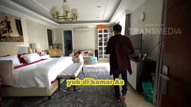 Raffi Ahmad dan Nagita Slavina jadi artis yang paling sering memperlihatkan kamar tidurnya kepada publik lewat tayangan televisi Janji Suci di Trans TV dan vlog mereka di YouTube. Kamr tidur pasangan selebriti yang memiliki satu anak ini tampak diisi dengan tempat tidur besar yang bagian lantainya dilapisi karpet. Pada beberapa sudut kamar tampak lemari untuk menaruh sepatu dan tas Nagita. Area kamar terlihat mewah dengan hiasan lampu gantung putih - emas serta dinding yang dilapisi wallpaper. Foto: Instagram, YouTube