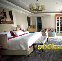 Raffi Ahmad dan Nagita Slavina jadi artis yang paling sering memperlihatkan kamar tidurnya kepada publik lewat tayangan televisi Janji Suci di Trans TV dan vlog mereka di YouTube. Kamr tidur pasangan selebriti yang memiliki satu anak ini tampak diisi dengan tempat tidur besar yang bagian lantainya dilapisi karpet. Pada beberapa sudut kamar tampak lemari untuk menaruh sepatu dan tas Nagita. Area kamar terlihat mewah dengan hiasan lampu gantung putih - emas serta dinding yang dilapisi wallpaper. Foto: Instagram, YouTube