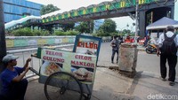 Selain itu, JPO Pasar Minggu juga dilengkapi dengan kerlap kerlip lampu yang menyala di malam hari.