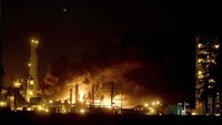 Ledakan ini menyebabkan beberapa pekerja terluka. Kim Brent/The Beaumont Enterprise via AP.